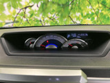 速度計や燃料計、シフト位置など運転に必要な情報がメーター内にまとまり、確認しやすい構成です。運転席前方に表示されるため、走行中も状況を把握する目安になります。