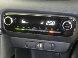 【オートエアコン】車内温度を感知して自動で温度調整をしてくれるのでいつでも快適な車内空間を創り上げます!どの席に座っても快適なドライブが楽しめます♪
