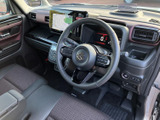 運転席まわりは視界を遮りにくい配置で、座ったまま前方や周囲を見渡しやすい印象です。シートや内装には落ち着いた色合いを採用し、毎日の移動もくつろげます。