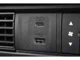 ドライブの時間を、スマートフォンの充電時間に。運転席からも助手席からも使いやすい位置に、急速充電対応タイプのUSBジャックを設けています。