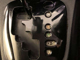 操作しやすいATシフトです。シフトチェンジを気にしなくてよいので運転だけに集中できますね。自然と手に届くところにある、手になじむ形状のシフトノブがいいですね。