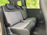 後席には横並びのシートとそれぞれのヘッドレストを備え、同乗者がゆったり過ごせる空間。明るさを取り込む窓と落ち着いた内装で、移動中もくつろげます。