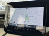 地図を画面いっぱいに表示でき、現在地や周辺の道路を確認しながら目的地までの道筋を把握しやすい装備です。タッチ操作で案内を使えるため、日常のお出かけにも便利です。