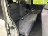 後席は左右に分かれた座面とヘッドレストを備え、同乗者が落ち着いて過ごせる空間。足元にもゆとりがあり、日々の送迎や移動に使いやすい印象です。