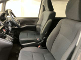 高いホールド性で運転姿勢が安定します。長距離ドライブでも疲れにくいのが魅力です。快適なドライビングライフをお送りください♪