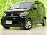 引き締まったブラックのボディに、クローム調のフロントグリルが映える洗練された佇まい。角度のあるヘッドライトも印象的で、街中でも目を引くフロントデザインです。
