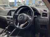 運転席まわりはメーターやセンターディスプレイが視線の先にまとまり、前方を確認しながら必要な情報を把握しやすい配置です。乗り込んだ際の見通しもご確認ください。