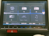 画面にはCD・DVDやラジオ、テレビなどの選択項目が並び、使いたい機能を確認しやすい構成です。音楽や各種メニューを切り替えて活用できます。