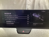 カメラが車線を認識してはみ出しそうになるとステアリングアシストが介入するレーン・キープ・アシストシステムを装備しております。お好みで作動・非作動の設定も可能です。
