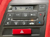 【オートエアコン】一度お好みの温度に設定すれば、車内の温度を検知し風量や温度を自動で調整。暑い&hellip;寒い&hellip;と何度もスイッチ操作をする必要はありません。快適な車内空間には必須の機能ですね♪