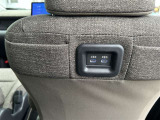 充電用USB端子付き。スマートフォンなどの充電に便利です。