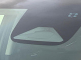 【ホンダセンシング】走行中に前方の車両等を認識し、衝突しそうな時は警報とブレーキで衝突回避と被害軽減をアシスト。より安全にドライブをお楽しみいただけます。