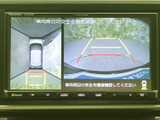 後方の映像に加え、車両周辺を上から見た表示も確認でき、駐車時の周囲確認に役立ちます。画面上のガイドラインを目安に、後退時の安全確認をサポートしてくれる装備です。