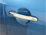 【スマートキー】車両のキーをカバンやポケットに入れたまま、お車の開閉が可能で御座います。お車の前に立ってキーを探す必要が御座いません。