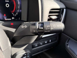 オートライト機能付きです♪またハイビームアシストで、先行車または対向車や周囲の明るさなどに応じ、自動的にハイビーム(上向き)とロービーム(下向き)を切り替えます♪
