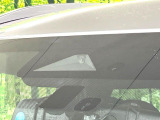 【三菱e-Assist】走行中に前方の車両等を認識し、衝突しそうな時は警報とブレーキで衝突回避と被害軽減をアシスト。より安全にドライブをお楽しみいただけます。