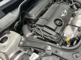 ミニ クーパーSのエンジンルームの状態です。車両の心臓部も分かりやすく掲載しています。