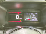 速度やシフト位置、燃料残量などをひと目で確認でき、運転に必要な情報を把握しやすい表示です。中央の画面には時刻や平均燃費も表示され、日々の運転をサポートします。