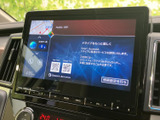 ナビゲーションやオーディオの情報を画面で確認でき、タッチ操作にも対応。目的地の確認から音源選びまで、日常の移動をサポートする便利な装備です。