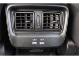 後部席へ乗車して携帯電話などを充電する時に前から配線を伸ばすとごちゃごちゃして邪魔になりがちですよね。そんな煩わしさを解消する後席側USBポート☆
