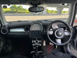 ミニ クーパーS 17インチAWのインパネ全体写真です。運転席まわりの配置と内装状態が分かります。 写真32/46。