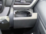 運転席にカップホルダーを装備しております。