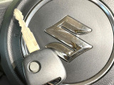 【キーレス】少し離れた場所からでもボタン一つでドアの開錠・施錠ができるのでとっても便利!ドアの鍵穴周りに傷をつけることもありません♪