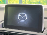 【マツダコネクトナビ】車内の雰囲気にマッチした一体型タイプのナビ。各種車輌設定やBluetooth再生等、様々な機能が楽しめます。直感的なダイヤル操作が可能で、使い勝手も良好です。