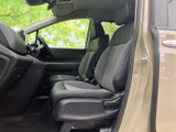 前席にはゆとりを感じる座面と背もたれが備わり、運転席からの見通しも確保されています。落ち着いた色合いの内装で、乗り込む際も車内にまとまりがあります。