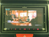 停車中にテレビ番組の映像を楽しめる画面を装備。操作ボタンも画面下にまとまり、目的の操作を確認しやすい配置です。休憩時間などの過ごし方にも役立ちます。
