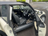 ミニクラブマン クーパーSの運転席の状態です。操作しやすく機能的な室内です。