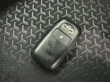 スマートキーをポケットやバッグに携帯していれば、キーを取り出すことなくドアハンドルを握り解錠、ドアハンドルのセンサーに触れるだけで施錠できます。