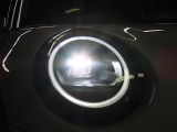 LEDオートヘッドライトを搭載しております。前方を非常に明るく照らす事ができ夜間走行時に重宝します。
