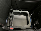 【シートアンダーボックス】助手席下には持ち運び可能な収納ボックスが装備されています。車検証ケースや靴などが収納できます。