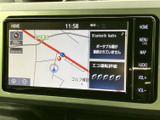 地図案内とオーディオ機能をひとつの画面で確認でき、目的地の確認から音源選びまでスムーズ。画面脇のボタンも見やすく、日々の運転に役立つ装備です。