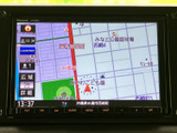 地図画面には道路や周辺施設が表示され、現在地付近の位置関係を確認できます。縮尺や詳細表示を選ぶメニューもあり、移動先を探す際や走行中のルート確認に役立つ構成です。