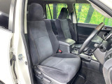 運転席まわりには十分なスペースがあり、大柄な方でもゆったり運転していただける環境です。