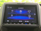 DVDやCD、ラジオ、テレビなど、画面から複数のオーディオソースを選べます。電話や設定などの項目も表示され、用途に合わせて確認しやすい画面です。日常の移動でも活用いただけます。