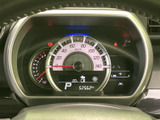 速度やエンジン回転数などの情報がまとまって表示され、運転に必要な数値を確認しやすいレイアウトです。表示が見渡しやすく、日々の運転を支えてくれます。