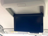 【フリップダウンモニター】大画面モニターで後席でもエンタメをお楽しみいただけます。小さなお子様にも大人気の装備です♪