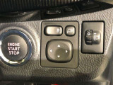 電動格納式ドアミラー付き。駐車場へ停めた時に、ボタン一つで左右のドアミラーをたたむ事ができます。